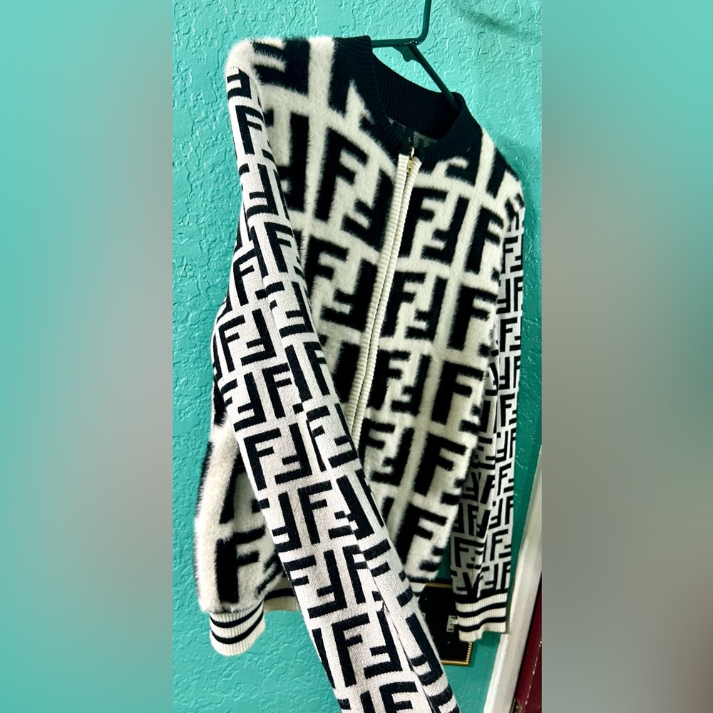 👑✅PRICE FIRM✅ Fabulous White and Black Fashion FF Faux Fur Sweater Jacket - Picture 4 of 17